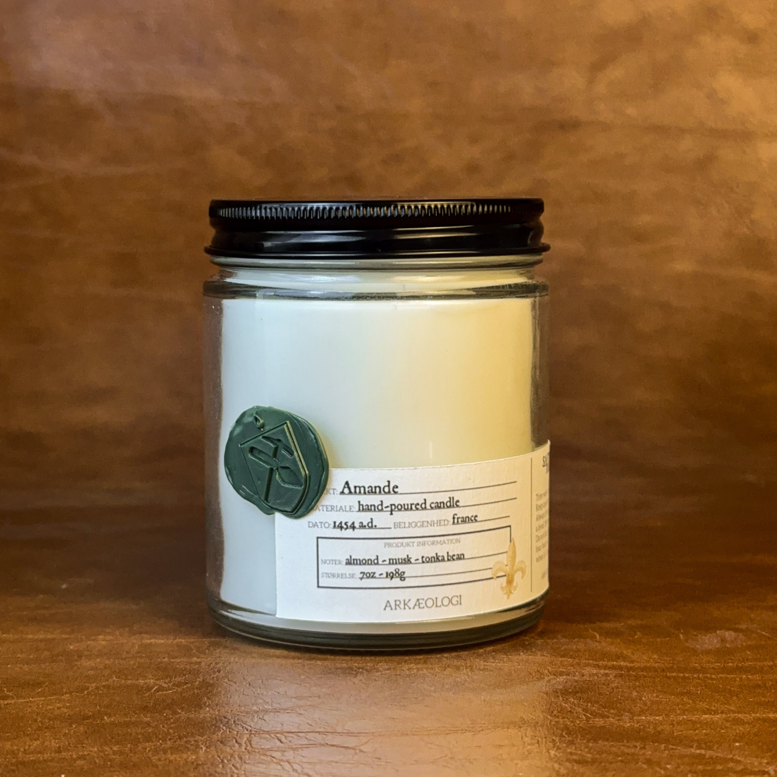 Amande candle with black lid on map background